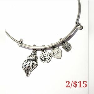 🦋 CONCH SHELL CHARM WIRE BANGLE BRACELET